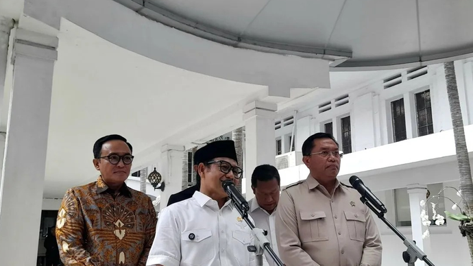 Wakil Kepala BGN Bidang Operasional Pemenuhan Gizi Sony Sonjaya (depan, kanan), Menko Bidang Pemberdayaan Masyarakat Muhaimin Iskandar (depan, kiri) memberikan keterangan kepada media usai acara satu tahun Program MBG untuk pemberdayaan masyarakat di Jakarta, Kamis (16/4/2026). ANTARA/Lintang Budiyanti Prameswari.