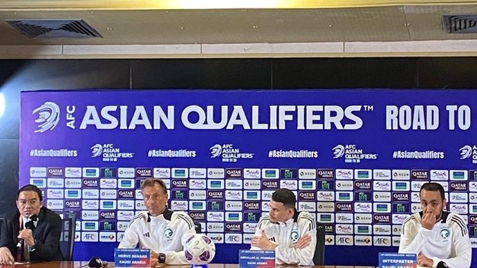 Herve Renard, pelatih Arab Saudi saat memberikan keterangan pada jumpa pers jelang pertandingan melawan Indonesia di putaran ketiga babak kualifikasi Piala Dunia 2026 zona Asia. 