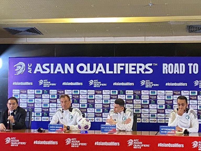 Herve Renard, pelatih Arab Saudi saat memberikan keterangan pada jumpa pers jelang pertandingan melawan Indonesia di putaran ketiga babak kualifikasi Piala Dunia 2026 zona Asia.  <b>(NTVnews.id)</b>