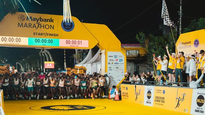 Para pelari mengawali lomba Maybank Marathon 2024 di Gianyar, Bali, Minggu (25/8/2024). <b>(Maybank)</b>