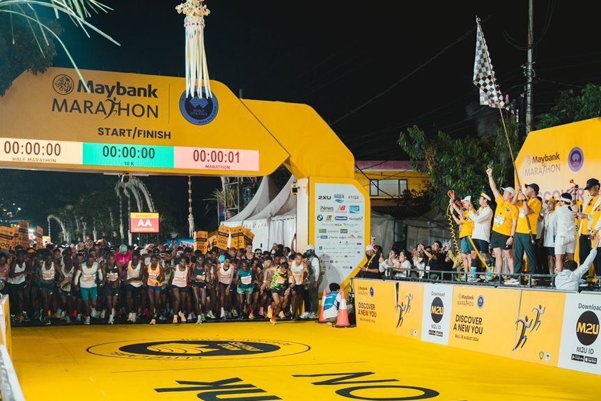 Para pelari mengawali lomba Maybank Marathon 2024 di Gianyar, Bali, Minggu (25/8/2024). <b>(Maybank)</b>