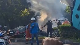 VIDEO: Sedan Hitam Terbakar di Kawasan Suryacipta Karawang