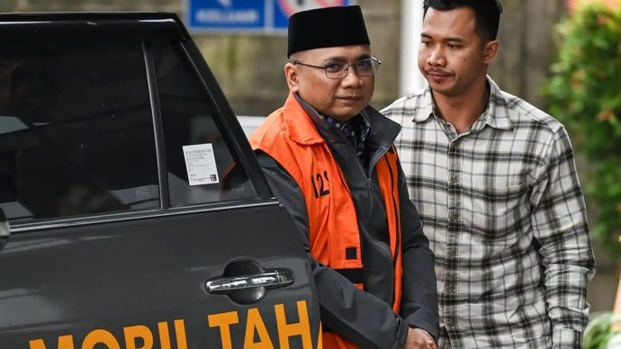 Tersangka kasus dugaan korupsi kuota haji dan penyelenggaraan ibadah haji Yaqut Cholil Qoumas (kiri) tiba di Gedung Merah Putih KPK, Jakarta, Selasa (24/3/2026). ANTARA FOTO/Fakhri Hermansyah/agr