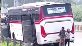 Bus Primajasa Tabrak Kendaraan Petugas Tol di Cipularang, Berawal dari Manuver ke Bahu Jalan