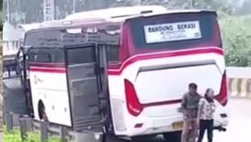 Bus Primajasa terlibat kecelakaan dengan kendaraan operasional petugas tol atau Mobile Customer Service (MCS) di ruas Tol Cipularang KM 92+200 arah Garut pada Selasa (21/4) sekitar pukul 10.35 WIB. Insiden ini terjadi saat kendaraan petugas tengah be