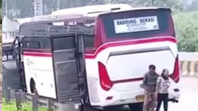 Seorang penumpang bus Primajasa yang jatuh dari bus di Tol Cipularang