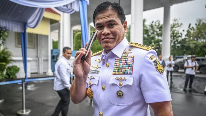 Kepala Staf TNI Angkatan Laut (KSAL) Laksamana TNI Muhammad Ali menyapa wartawan saat tiba untuk mengikuti rapat pimpinan (Rapim) TNI-Polri di Kompleks Istana Kepresidenan, Jakarta, Senin (9/2/2026). Dalam rapat yang digelar tertutup tersebut Presiden Prabowo Subianto akan memberikan arahan langsung kepada peserta Rapim. ANTARA FOTO/Bayu Pratama S./wsj