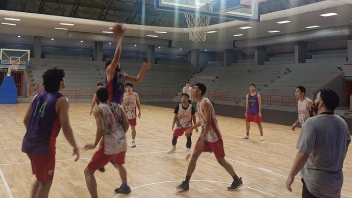 Timnas bola basket Indonesia berlatih untuk persiapan FIBA Asia Cup 2025 Qualifiers Windows 3, di GOR Soemantri Brodjonegoro, Jakarta, Senin (17/2/2025). 