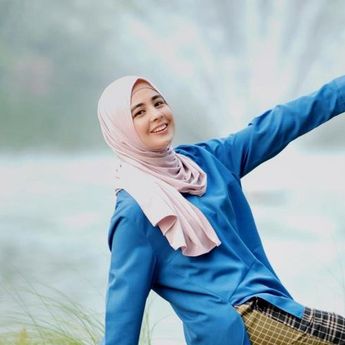 4 OOTD Simpel Ala Risty Tagor, Cantik dan Elegan