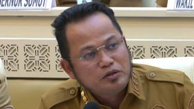 Foto Gubernur Kalimantan Timur (Kaltim) Rudy Mas'ud saat berada di Singapura menjadi sorotan publik dan viral di media sosial Threads sejak Senin, 12 Oktober 2026.