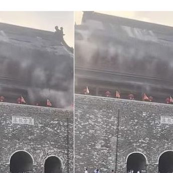 Atap Bangunan Bersejarah di China Runtuh, Netizen Meradang!
