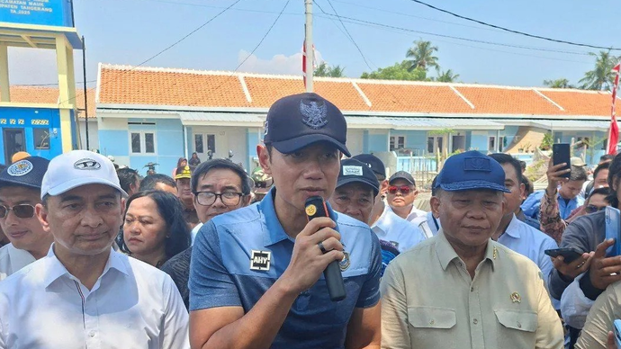 Menteri Koordinator Bidang Infrastruktur dan Pembangunan Kewilayahan atau Menko IPK Agus Harimurti Yudhoyono (AHY) menjawab pertanyaan awak media di Desa Tanjung Anom, Kabupaten Tangerang, Banten pada Kamis (16/4/2026). ANTARA/Aji Cakti.