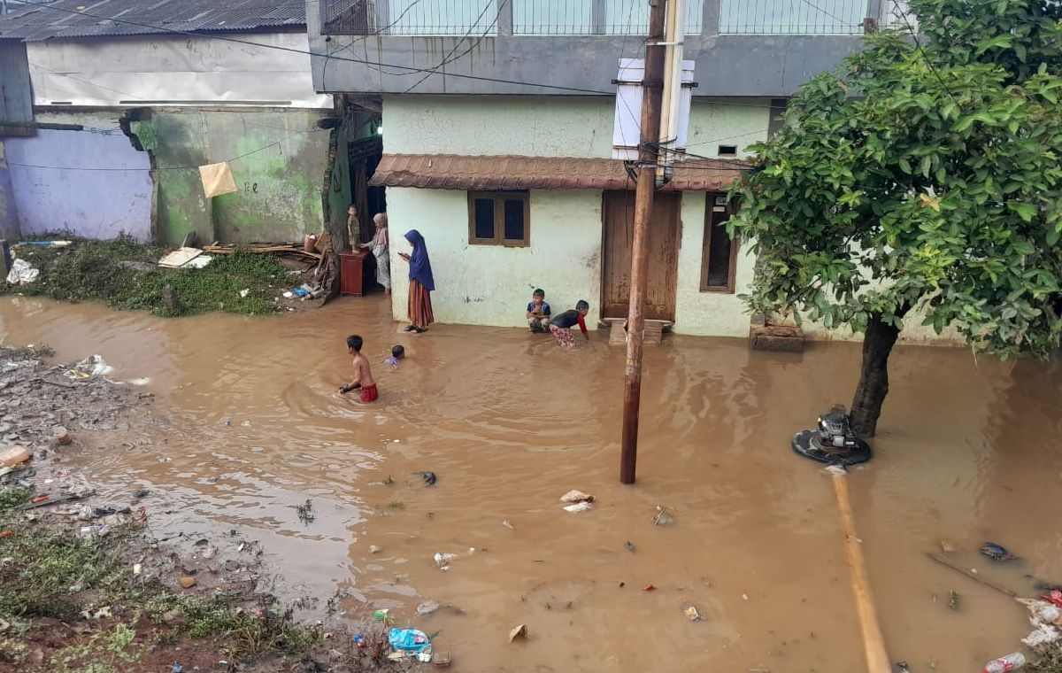 Banjir akibat sungai Ciliwing di kawasan Pancoran, Jakarta Selatan, Selasa, 8 Juli 2025. <b>(NTVNews.id/ Adiansyah)</b>