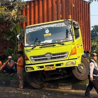 Truk Kontainer Hantam Median Jalan di Depan Kampus Unisma Bekasi
