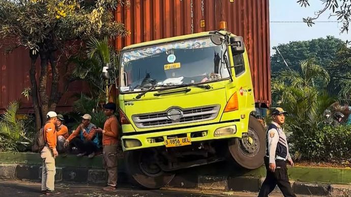 Truk Kontainer Hantam Median Jalan di Depan Kampus Unisma Bekasi
