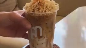  Baru-baru ini, muncul tren kopi dengan topping mi yang viral di media sosial, mengikuti popularitas sebelumnya seperti kopi dengan topping daun bawang.