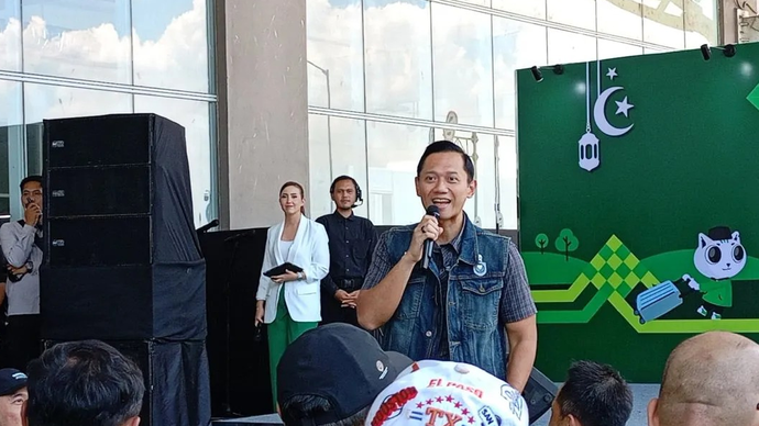 Menteri Koordinator Bidang Infrastruktur dan Pembangunan Kewilayahan Agus Harimurti Yudhoyono (AHY) memberikan sambutan dalam acara pelepasan program mudik gratis bertajuk 