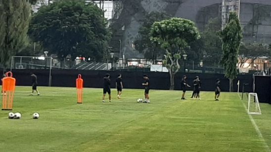 Penampakan Latihan Timnas Jepang di GBK: Ditutupi Kain Hitam