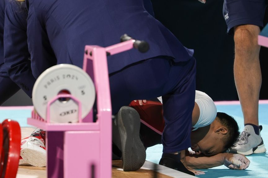 Eko Yuli Irawan meringis kesakitan saat tampil di kelas 61 kg Olimpiade Paris 2024 <b>(NOC Indonesia)</b>