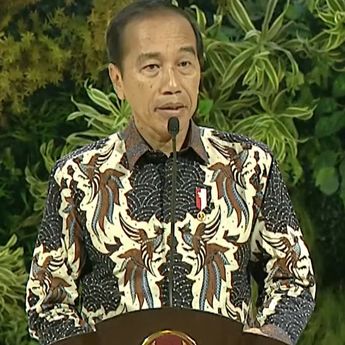 Jokowi Pamer RI Punya PLTS Terapung Terbesar di Asia Tenggara