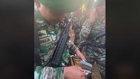 Seorang anggota Tentara Nasional Indonesia (TNI) yang hendak bertugas jadi peserta upacara peringatan HUT TNI ke-79 di Monas, curhat mengenai isi dompet.