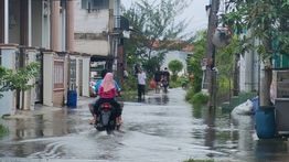 Banjir hingga 70 Sentimeter Masih Kepung Sejumlah Perumahan di Tambun Sungai Angke 