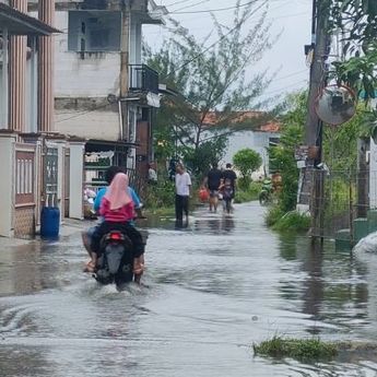 Banjir hingga 70 Sentimeter Masih Kepung Sejumlah Perumahan di Tambun Sungai Angke 