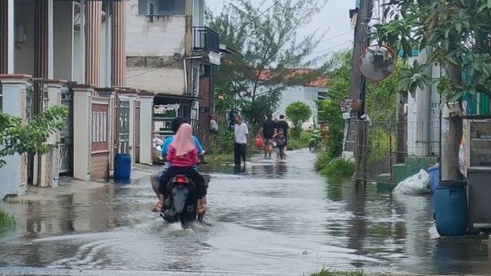 Kondisi jalan di depan Perumahan Villa Mutiara Mas 1 dan 2, Tambun Sungai Angke, Tarumajaya, Bekasi, pada Selasa. 27 Januari 2026. 