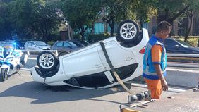 Terjadi kecelakaan lalu lintas beruntun yang melibatkan beberapa kendaraan di ruas Tol Dalam Kota, tepatnya di kilometer 07+600 (Semanggi) arah Cawang.