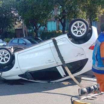 Kecelakaan Beruntun di Tol Dalam Kota Arah Cawang, Mobil Brio Putih Terbalik