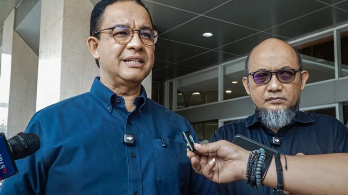 Arsip - Mantan Gubernur DKI Jakarta Anies Baswedan (kiri) bersama mantan penyidik KPK Novel Baswedan memberikan keterangan usai menjenguk aktivis Kontras Andrie Yunus di RSCM, Jakarta, Sabtu (14/3/2026). Kedatangan Anies Baswedan dan Novel Baswedan itu untuk menjenguk dan memberikan dukungan moral kepada Andrie Yunus yang tengah menjalani perawatan usai mengalami teror penyiraman air keras oleh orang tak dikenal pada Kamis (12/3) malam. ANTARA FOTO/Salma Talita/hma/tom.