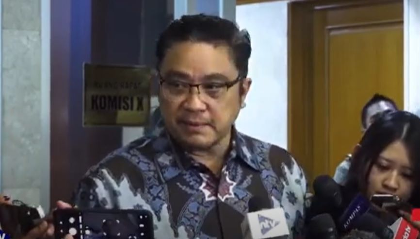 Wakil Ketua Komisi X DPR RI Dede Yusuf memberikan keterangan pers usai rapat kerja dengan Kemendikbu