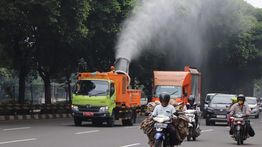 DLH Sebut Penyiraman Kurangi Sebaran Abu Vulkanik di Jakarta