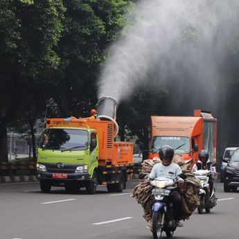 DLH Sebut Penyiraman Kurangi Sebaran Abu Vulkanik di Jakarta