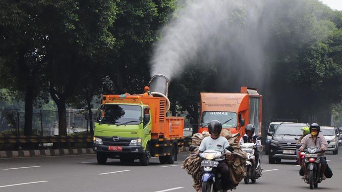 Dinas Lingkungan Hidup DKI Jakarta menyemprotkan kabut air (water mist) di ruas jalan Jakarta