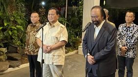 Ketua Umum Partai NasDem Surya Paloh bersama sejumlah elite partainya bertemu Presiden Terpilih Prabowo Subianto di kantor Kementerian Pertahanan Republik Indonesia.