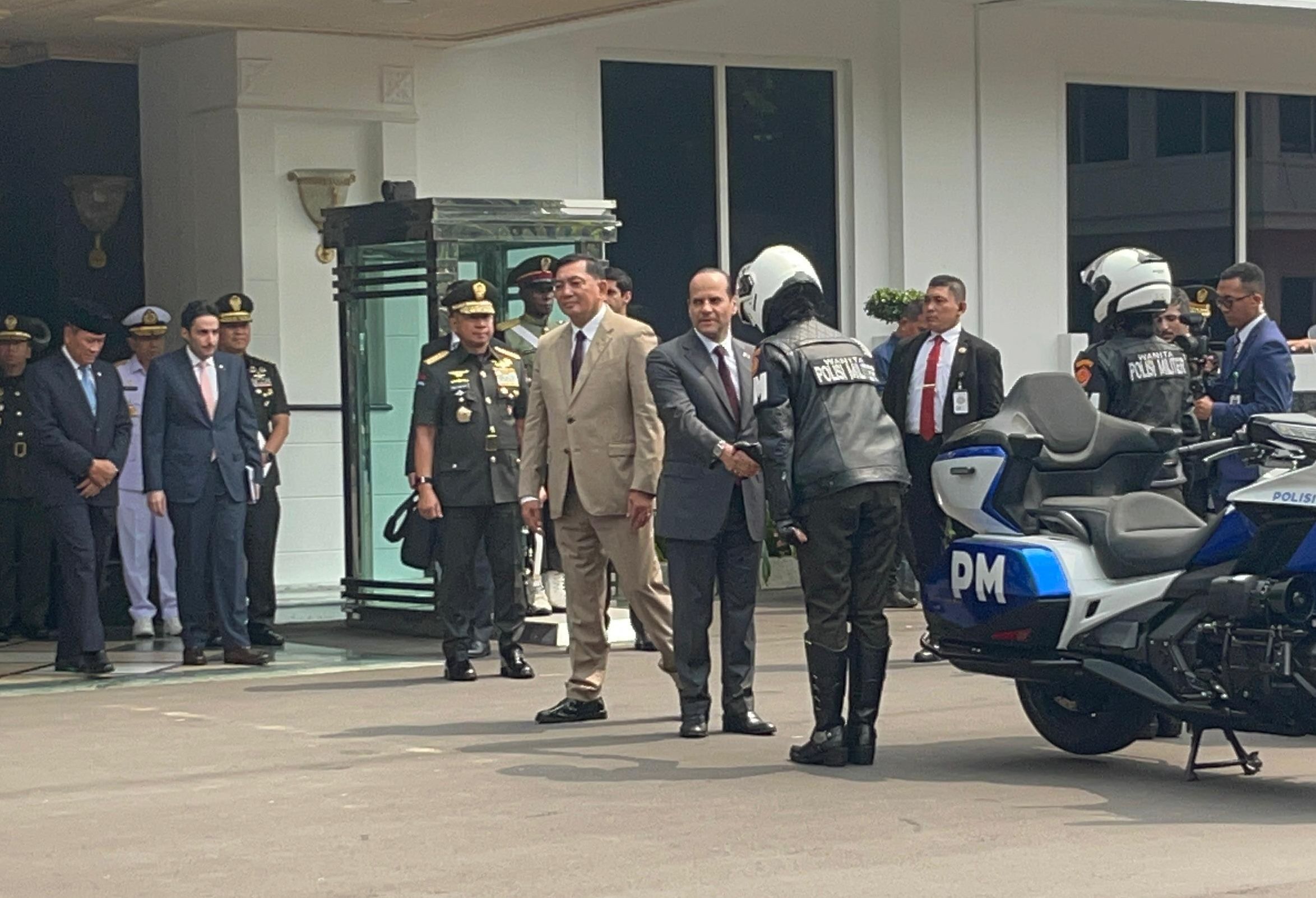 Sheikh Saoud bin Abdurrahman bin Hassan bin Ali dan Menhan Sjafrie <b>(Ntvnews.id/Adiansyah)</b>