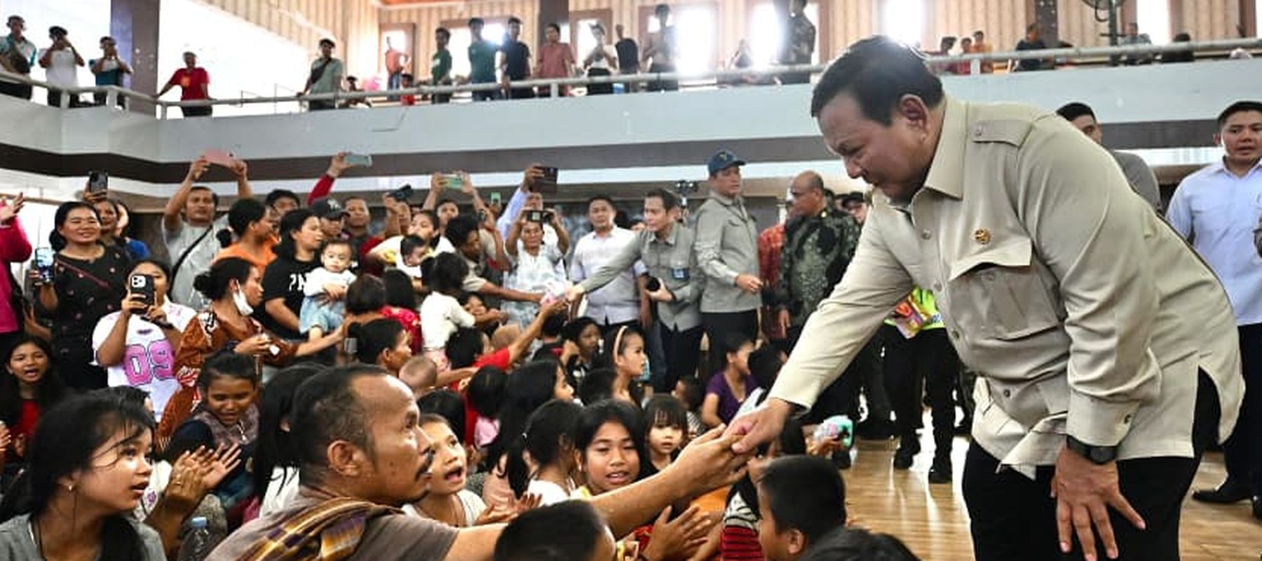 Presiden Prabowo tinjau ke pengungsi korban bencana di Sumatera