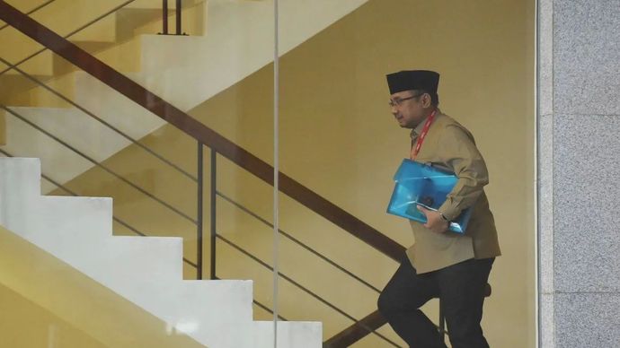Mantan Menteri Agama Yaqut Cholil Qoumas berjalan ke ruang pemeriksaan di Gedung Merah Putih KPK, Jakarta, Kamis, 7 Agustus 2025. Yaqut Cholil Qoumas akan dimintai keterangan oleh KPK dalam penyelidikan kasus dugaan korupsi kuota haji khusus 2024.