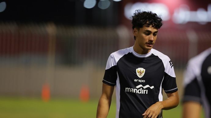 Striker timnas Indonesia, Rafael Struick saat berlatih bersama timnas Indonesia di Bahrain.