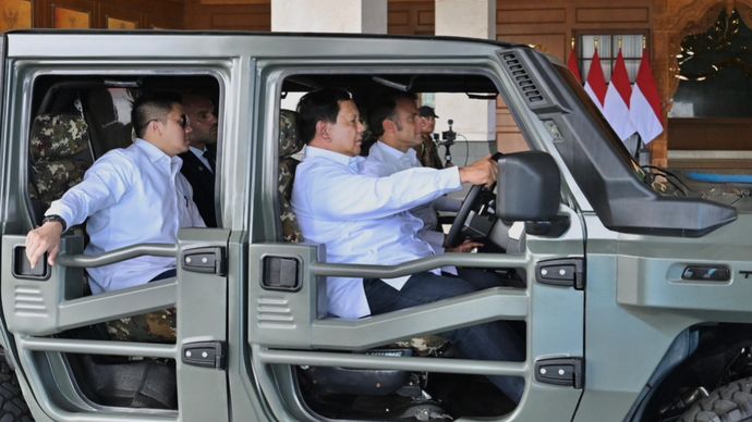 Presiden Macron dan Presiden Prabowo dalam Satu Helkopter