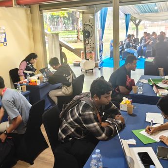 Puluhan Karyawan Eks Hotel Sultan Datangi Posko GBK untuk Pendataan