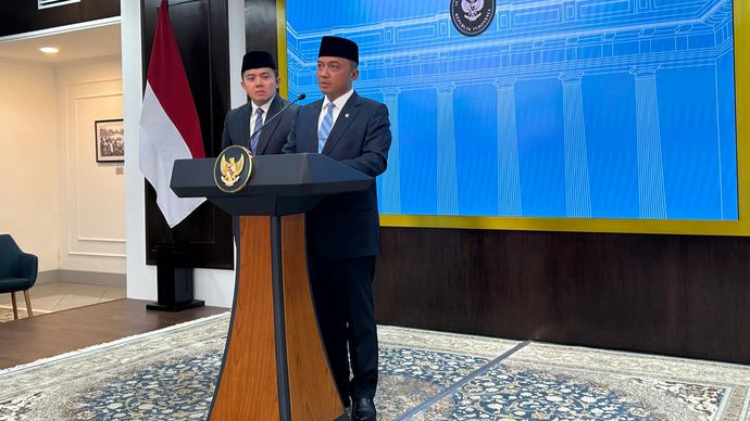 Menteri Sekretaris Negara Prasetyo Hadi dan didampingi Sekretaris Kabinet Teddy Indra Wijaya