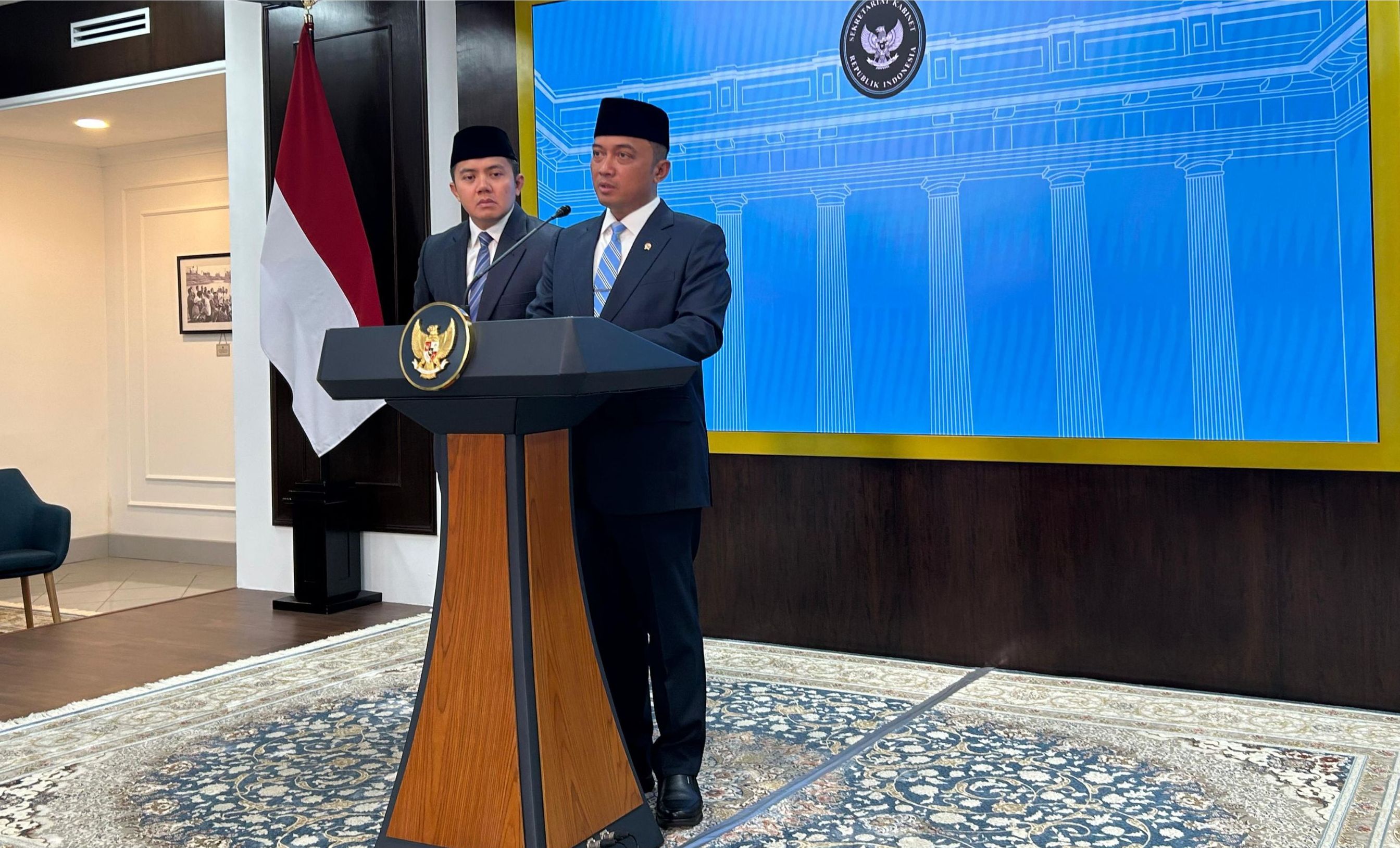 Menteri Sekretaris Negara Prasetyo Hadi dan didampingi Sekretaris Kabinet Teddy Indra Wijaya <b>(Deddy Setiawan / NTV News)</b>