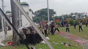 Demonstrasi besar-besaran menentang RUU Pilkada digelar oleh berbagai elemen masyarakat, termasuk mahasiswa dan komedian terkenal, di sekitar Gedung DPR/MPR, Jakarta.