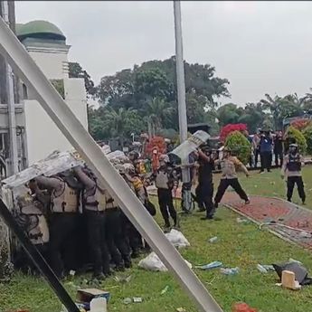 Situasi Terkini Kawal Putusan MK, Massa Padati Gedung DPR-Gerbang Depan dan Belakang Dijebol