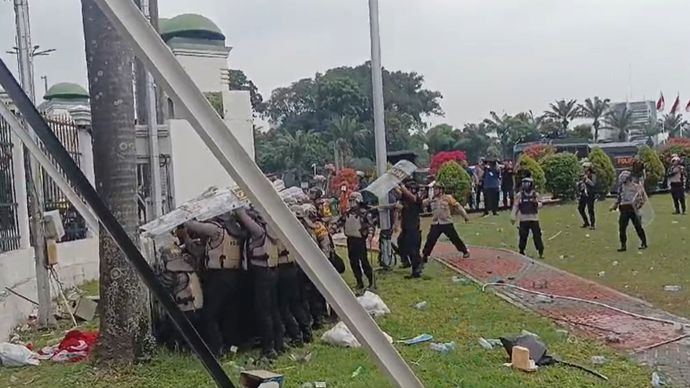 Detik-detik Gerbang DPR Jebol dan Polisi Mancoba Menghalau Mahasiswa Masuk <b>(NTV News/ Bagas)</b>