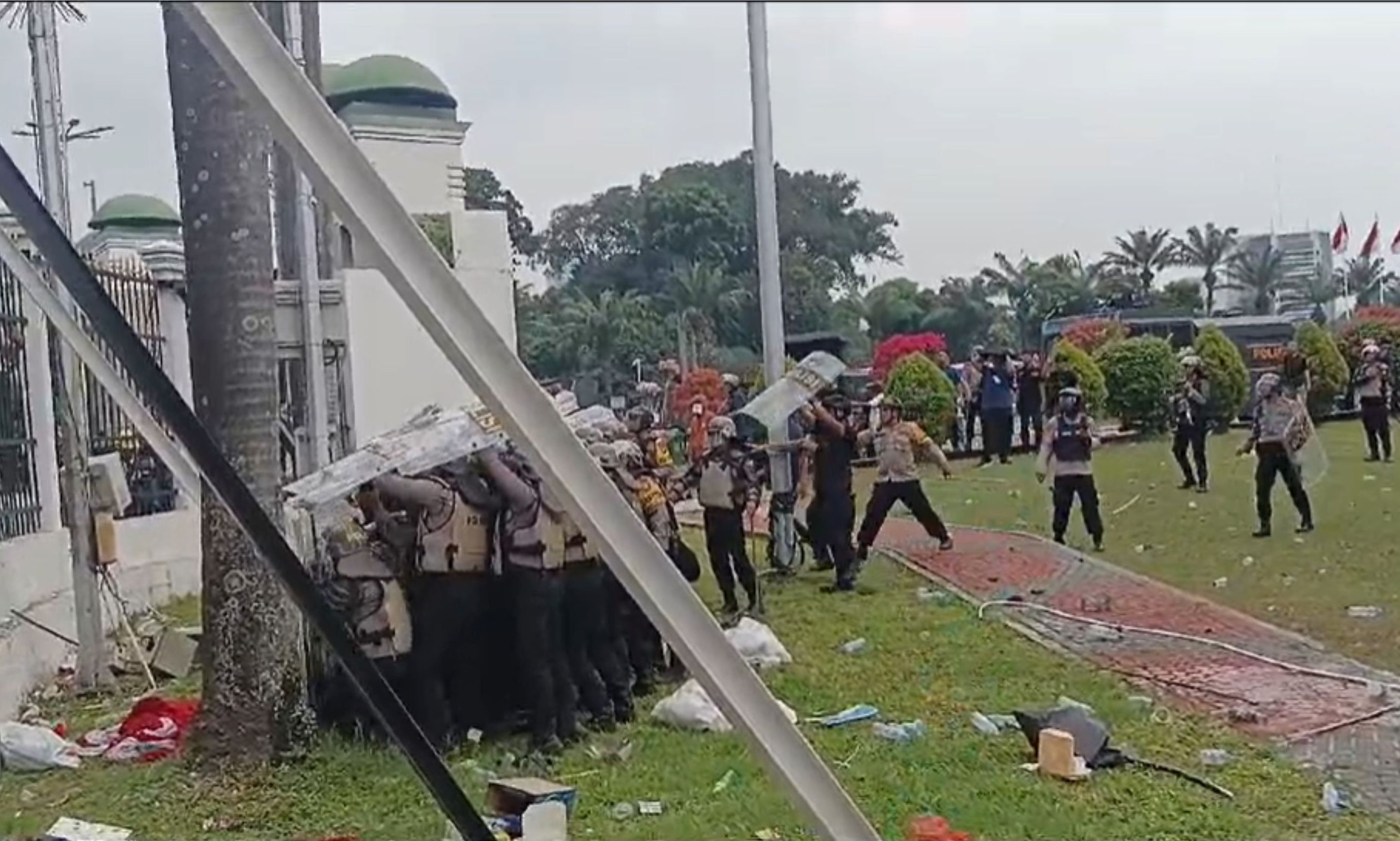 Detik-detik Gerbang DPR Jebol dan Polisi Mancoba Menghalau Mahasiswa Masuk <b>(NTV News/ Bagas)</b>