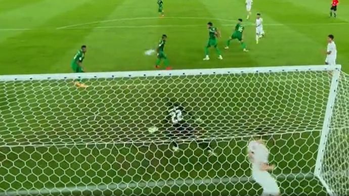 Tangkapan layar detik-detik gol Timnas Indonesia oleh Marselino ke gawang Arab Saudi.  