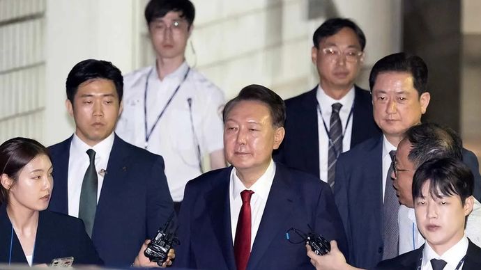 Foto arsip ini menunjukkan mantan Presiden Korea Selatan Yoon Suk-yeol setelah sebuah sidang di Seoul, Korea Selatan, Rabu, 9 Juli 2025